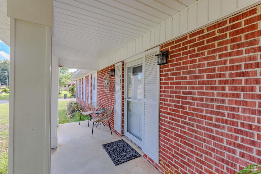 Welcome home to this charming and well maintained corner lot - photo 5