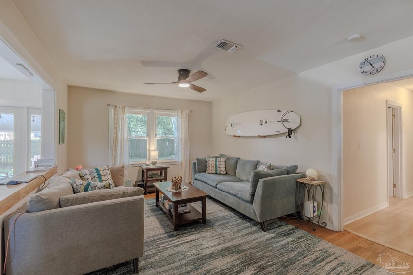 Welcome home to this charming and well maintained corner lot - photo 7