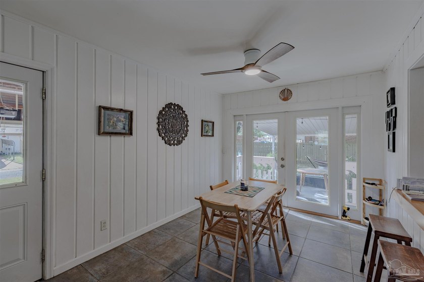 Welcome home to this charming and well maintained corner lot - photo 9