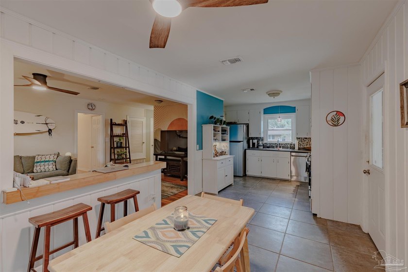 Welcome home to this charming and well maintained corner lot - photo 10