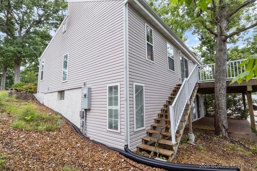 Experience Lake of the Ozarks living at its best in this - photo 4