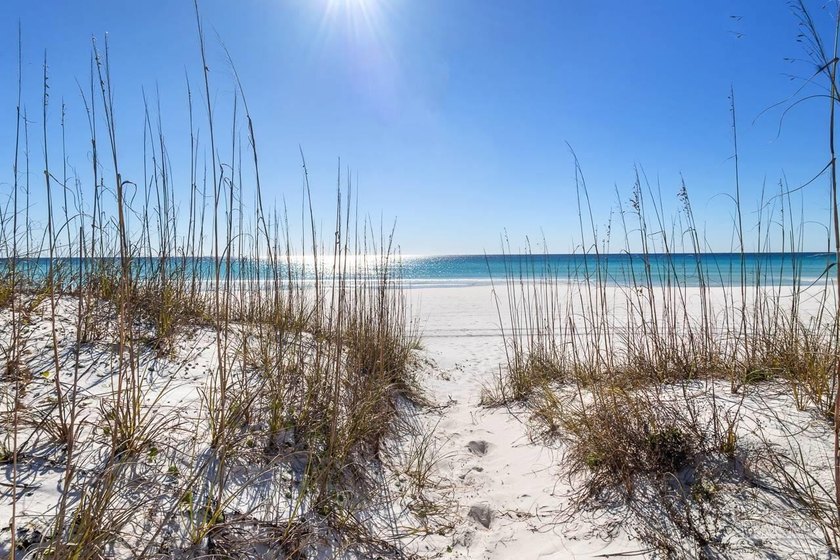 Sand and Light Beach House - Set directly on the sugar-white - photo 4