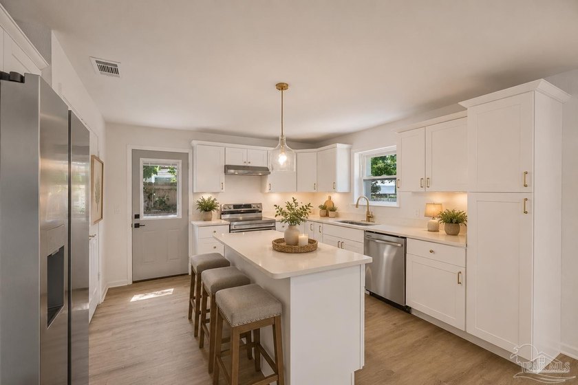 Beautifully renovated and move-in ready! This stunning 4-bedroom - photo 7