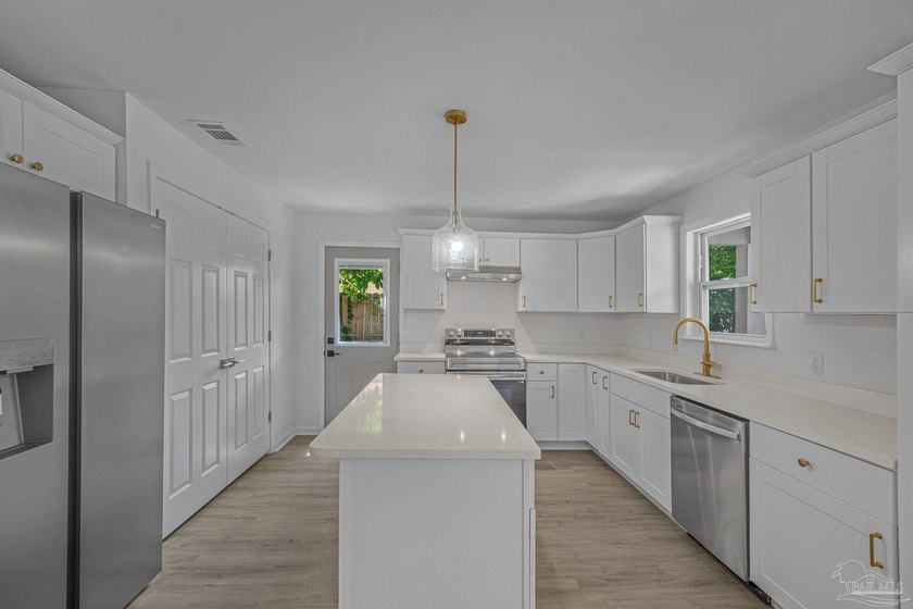 Beautifully renovated and move-in ready! This stunning 4-bedroom - photo 8