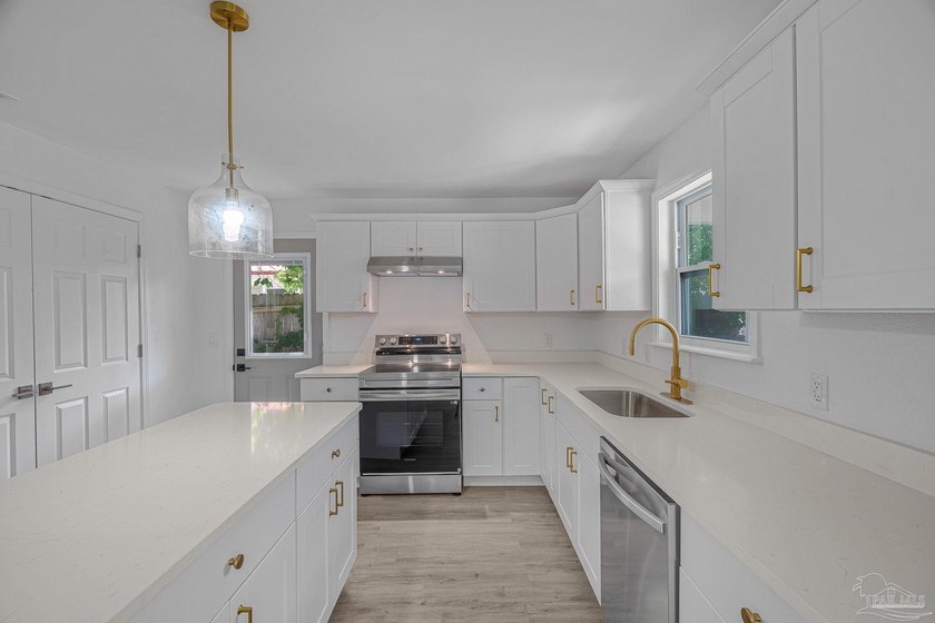 Beautifully renovated and move-in ready! This stunning 4-bedroom - photo 9