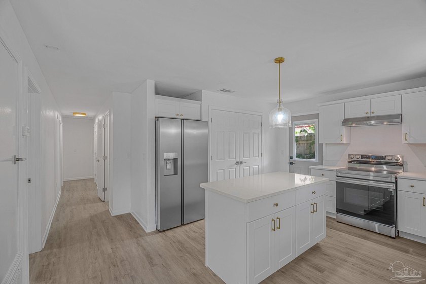 Beautifully renovated and move-in ready! This stunning 4-bedroom - photo 10