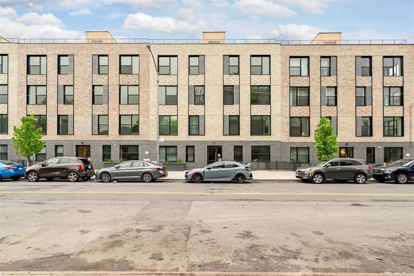 Welcome to the Soundview Park Townhouses. This is New - photo 3