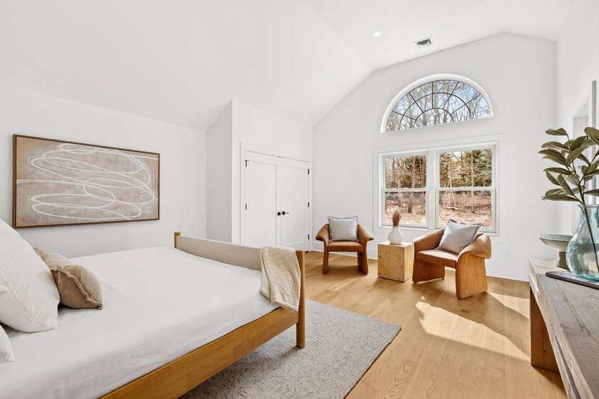 Welcome to this newly renovated, New England-inspired colonial - photo 12