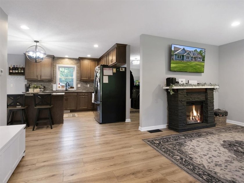A Rare Opportunity to own a Remarkable Cape Cod that offers 2.6 - photo 8