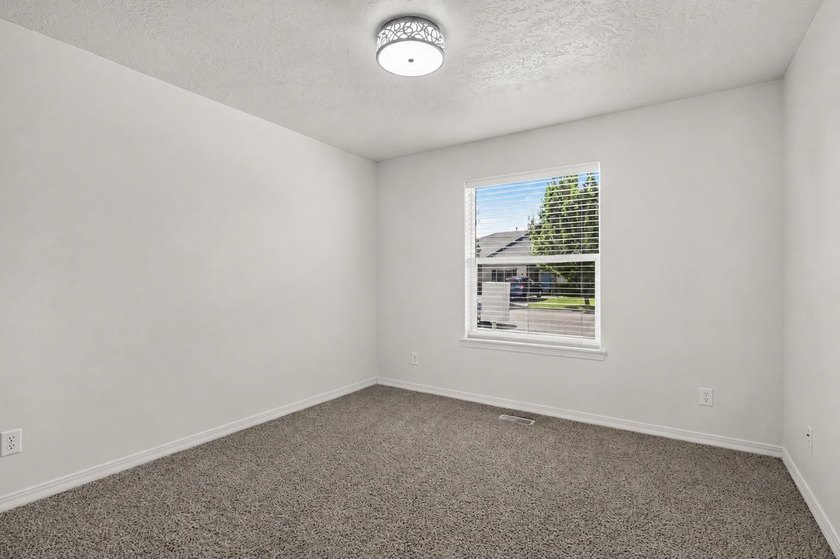 Welcome to 1262 Heber Avenue. This turnkey, well-maintained home - photo 5