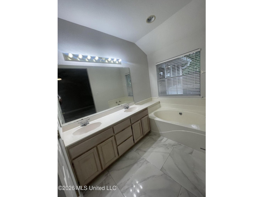 Great starter home in a convenient location! Just minutes from - photo 12