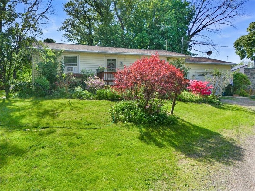 Welcome to this charming lakeside retreat tucked away on a - photo 2