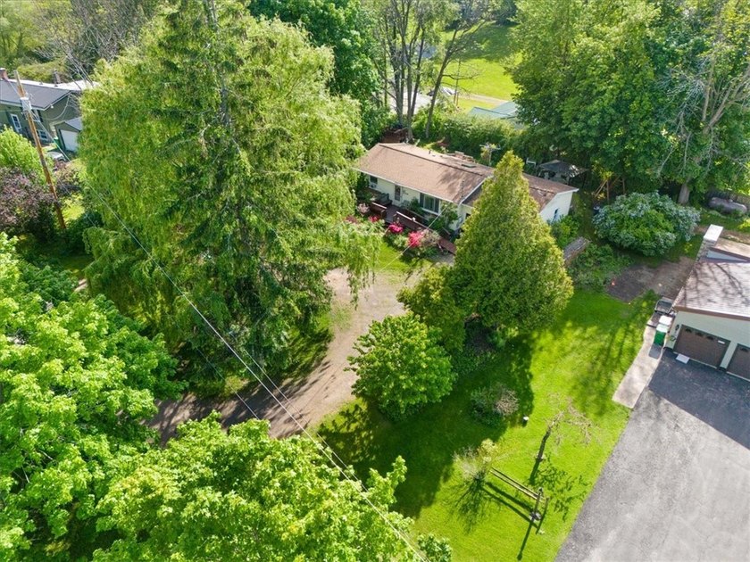Welcome to this charming lakeside retreat tucked away on a - photo 6