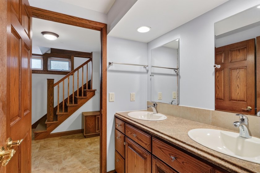Timeless 1924 Craftsman beautifully blends historic character - photo 48