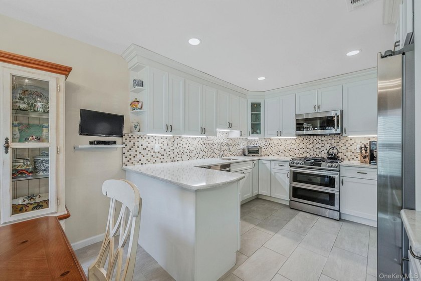 Oceanside - Brower Oakview Condominium - Beautiful 3-bedroom, 2 - photo 8