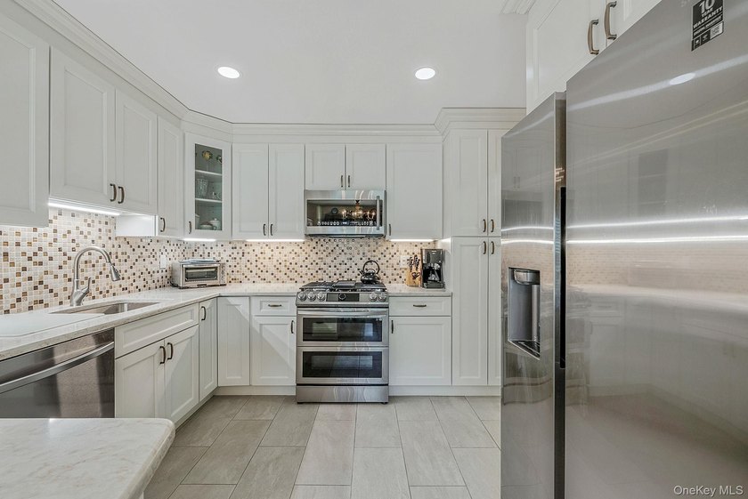 Oceanside - Brower Oakview Condominium - Beautiful 3-bedroom, 2 - photo 9