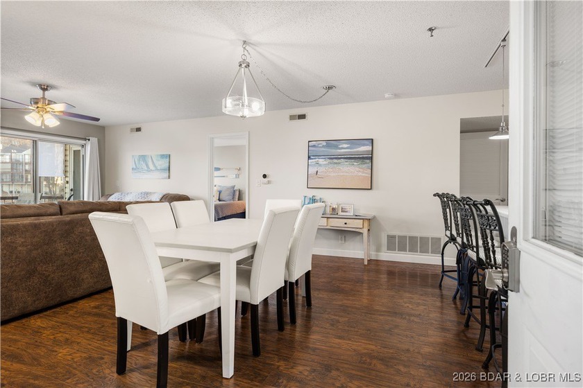 Enjoy lake life at its finest in this beautifully styled 3-bed - photo 4