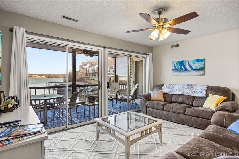Enjoy lake life at its finest in this beautifully styled 3-bed - photo 7