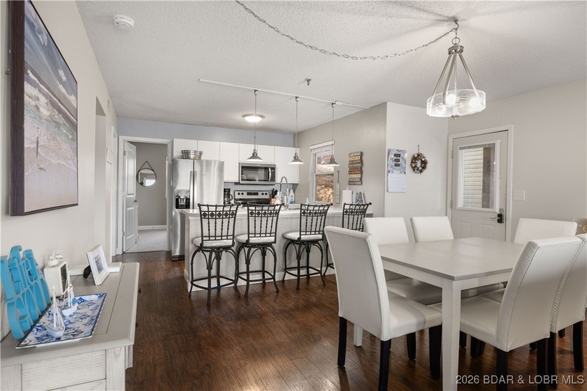 Enjoy lake life at its finest in this beautifully styled 3-bed - photo 9