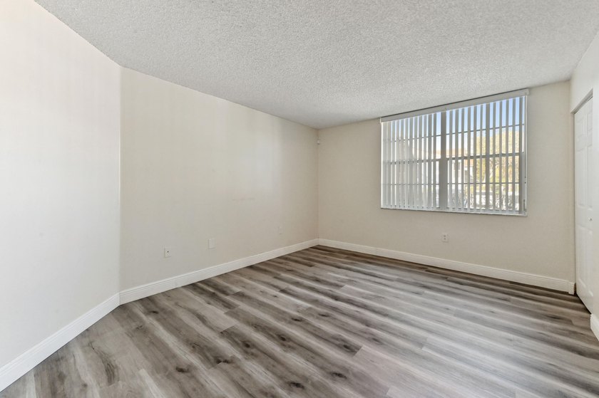 Live in resort style amenities in this spacious, open floor plan - photo 12