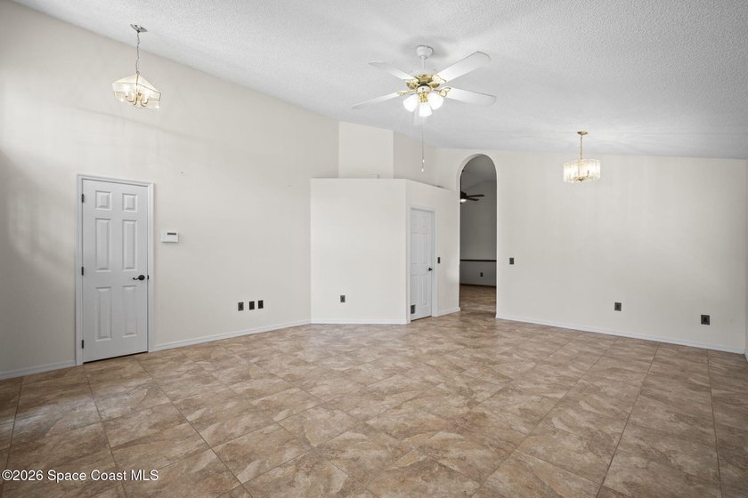 Pool Home + Cul-de-Sac + Oversized Lot! Welcome to this well - photo 10