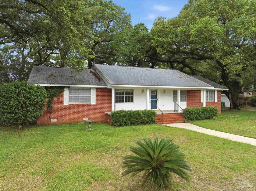 This beautiful 3 bedroom, 2 bathroom home offers a desirable - photo 2