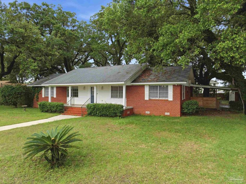 This beautiful 3 bedroom, 2 bathroom home offers a desirable - photo 3