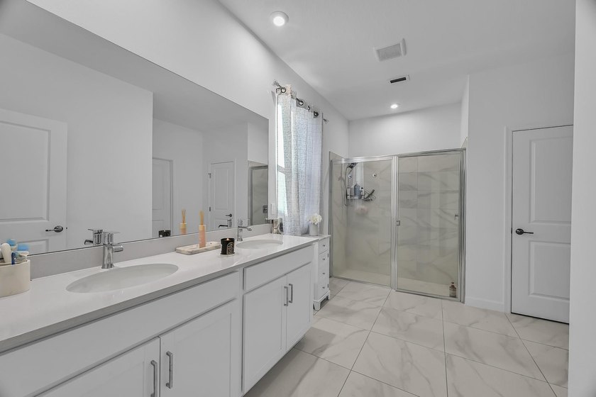 Welcome to this exceptional 4-bedroom, 3-bathroom single-family - photo 22