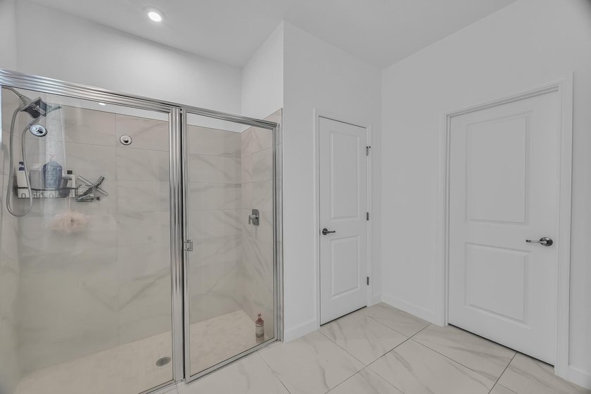 Welcome to this exceptional 4-bedroom, 3-bathroom single-family - photo 23