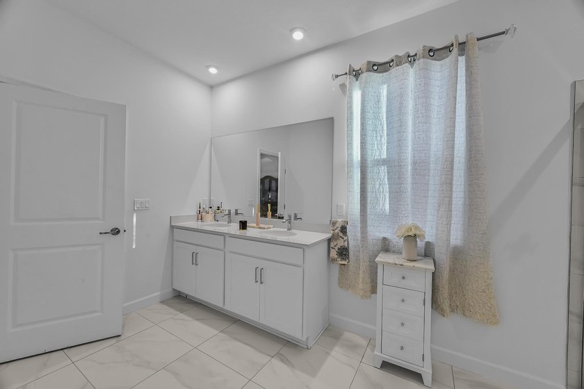 Welcome to this exceptional 4-bedroom, 3-bathroom single-family - photo 24