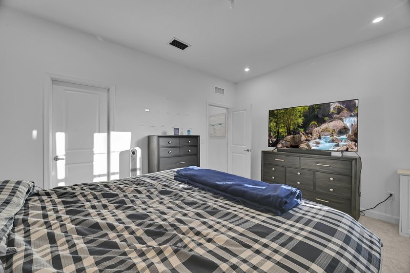 Welcome to this exceptional 4-bedroom, 3-bathroom single-family - photo 26