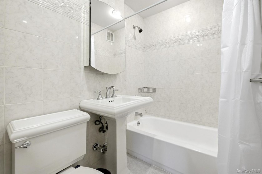 Discover a rare junior 4 converted into a 2-bedroom apartment - photo 24