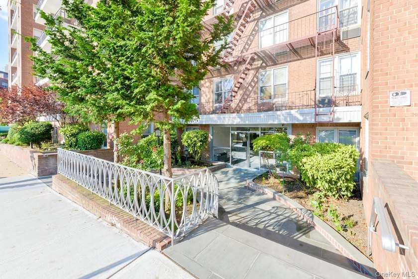Discover a rare junior 4 converted into a 2-bedroom apartment - photo 27