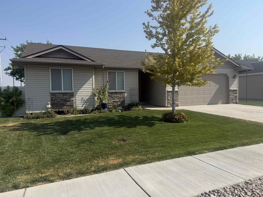 This fantastic one-level home boasts 3 bedrooms and 2 bathrooms - photo 3