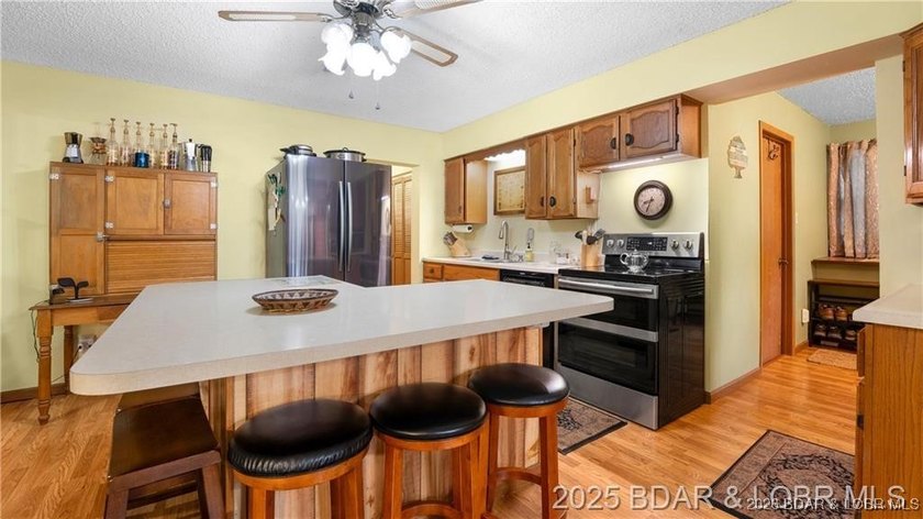 Own a piece of historic Old Linn Creek with this beautiful and - photo 4