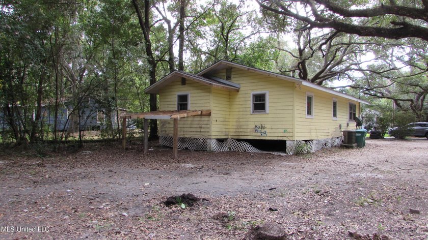 Beautiful large oak trees surround this 3bdrm 1bth home. No - photo 11