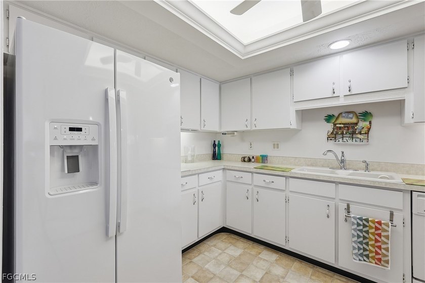 Welcome to this Desireable 2nd Floor Turnkey 2-bedroom - photo 11
