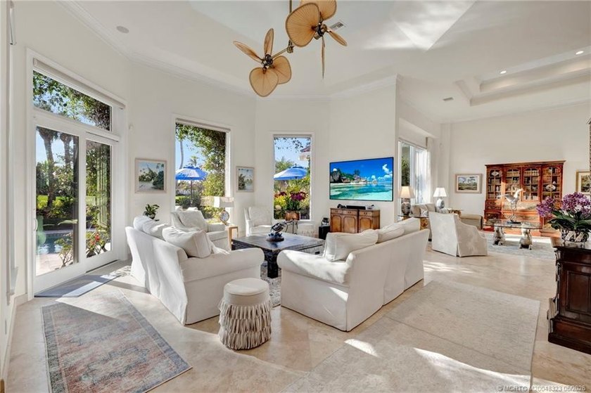 This elegant Sailfish Point estate is ideally positioned on the - photo 11