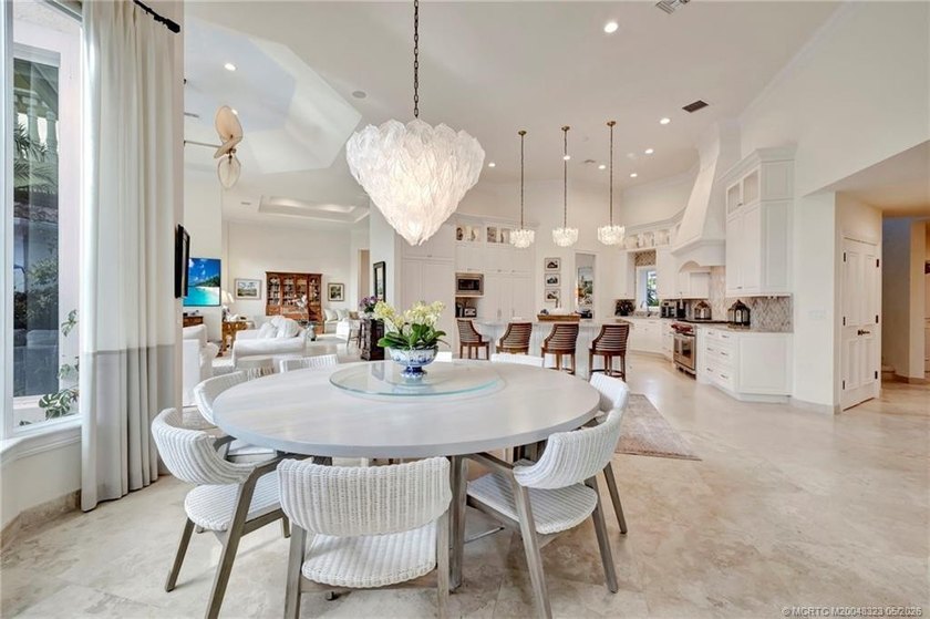 This elegant Sailfish Point estate is ideally positioned on the - photo 15