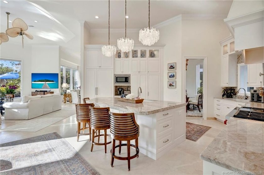 This elegant Sailfish Point estate is ideally positioned on the - photo 17