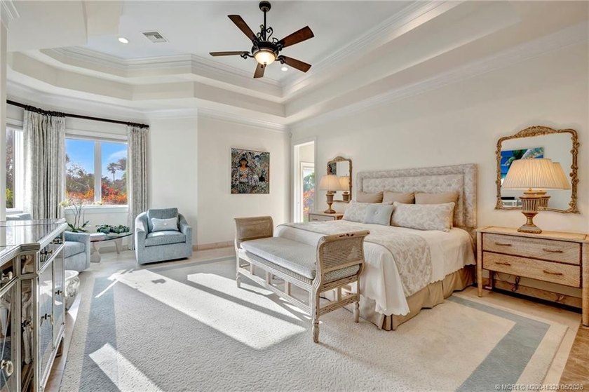 This elegant Sailfish Point estate is ideally positioned on the - photo 23