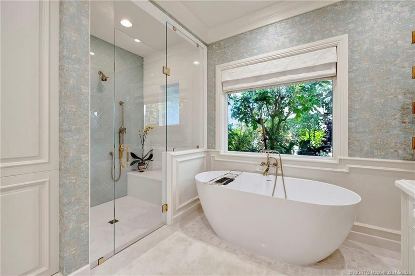 This elegant Sailfish Point estate is ideally positioned on the - photo 26