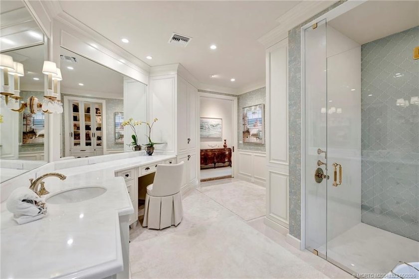 This elegant Sailfish Point estate is ideally positioned on the - photo 27
