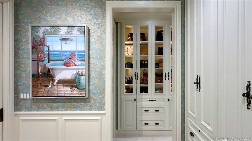 This elegant Sailfish Point estate is ideally positioned on the - photo 29