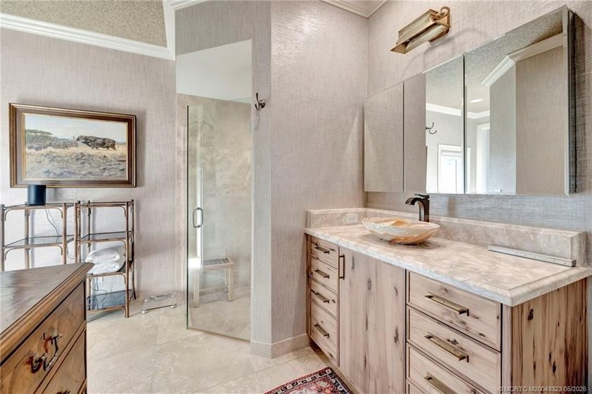 This elegant Sailfish Point estate is ideally positioned on the - photo 31