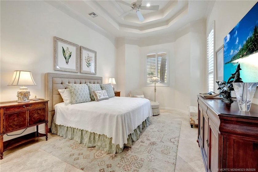This elegant Sailfish Point estate is ideally positioned on the - photo 33