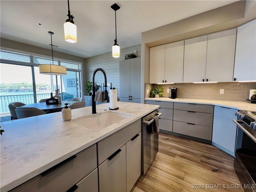 Spectacular views, incredible location, move-in ready, updated - photo 4