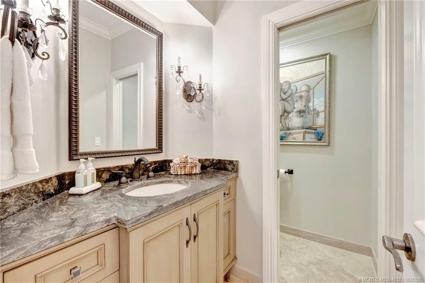 This elegant Sailfish Point estate is ideally positioned on the - photo 37