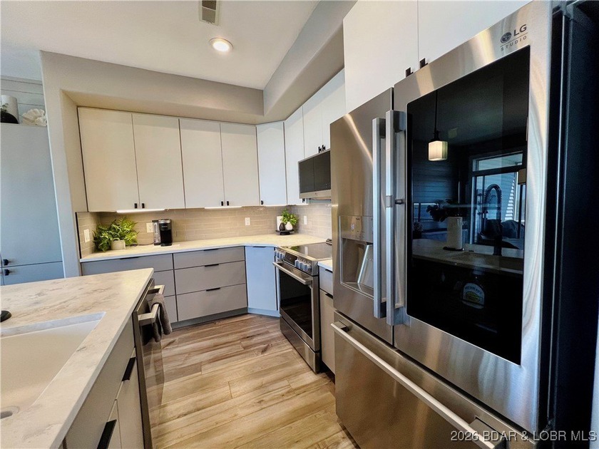 Spectacular views, incredible location, move-in ready, updated - photo 8