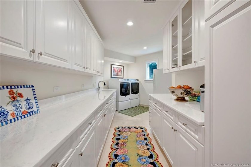 This elegant Sailfish Point estate is ideally positioned on the - photo 38